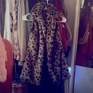 Leopard vest that is unisex tags are still on the product. Never been worn.